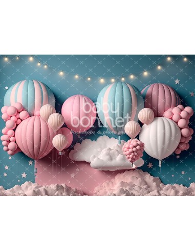 Ballons à air chaud bleus et roses avec des nuages (fond de studio)
