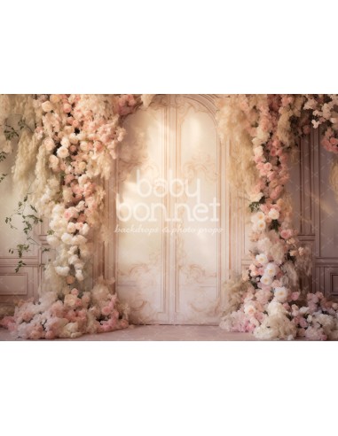Porte classique avec des roses (fond de studio)