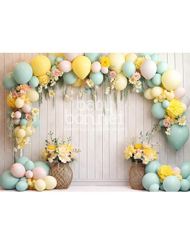 Guirlande de fleurs et ballons de Pâques (fond de studio)