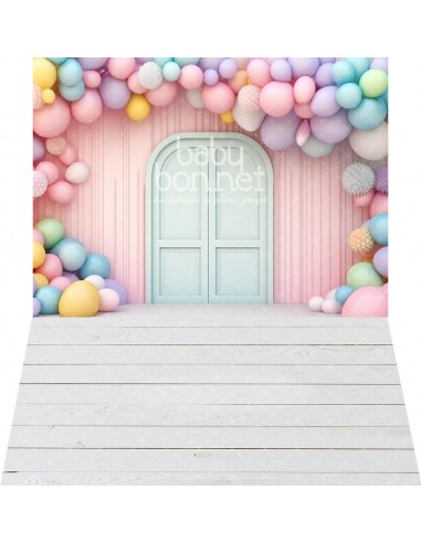 Porte avec ballons colorés (fond de studio - mur et sol)